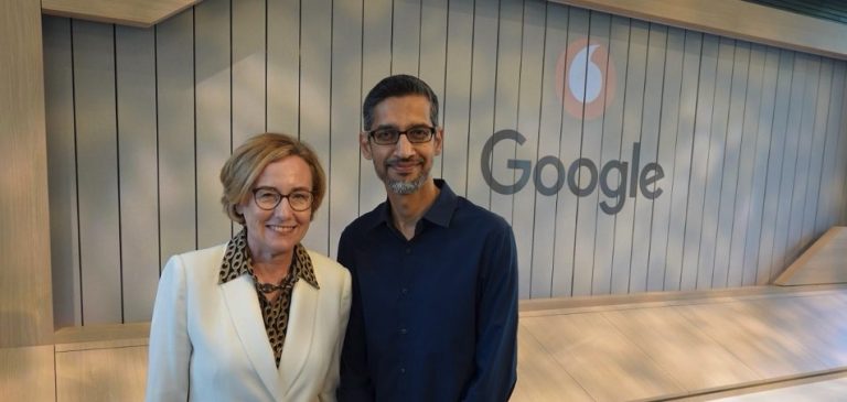 Margherita Della Valle - CEO, Vodafone Group și Sundar Pichai - CEO, Google după semnarea parteneriatului.