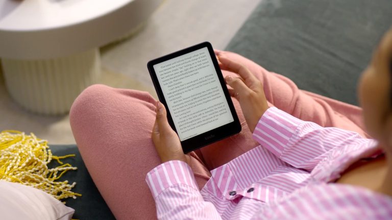 Au ieșit modele noi de Kindle și Kindle Paperwhite, Scribe plus noul Colorsoft, primul ebook color al Amazon.