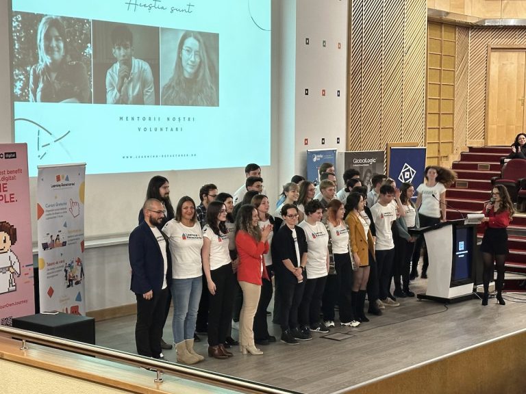 Echipa CoderDojo Brasov, la deschiderea programului 2024-2025, la Aula Universității Transilvania din Brașov.